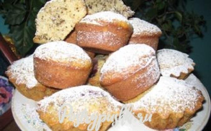 По этому рецепту у вас легко получатся прекрасные маленькие кексы в силиконовых формочках с орешками и апельсиновой цедрой. А в некоторые из кексиков можно спрятать сюрприз: целые ягодки свежей, мороженой или консервированной вишни без косточек. Если хотите, сдобрите свою выпечку корицей или ванилином.