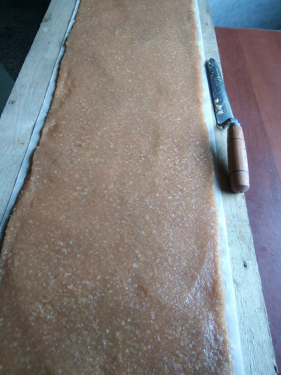 Размазали, нож справа.