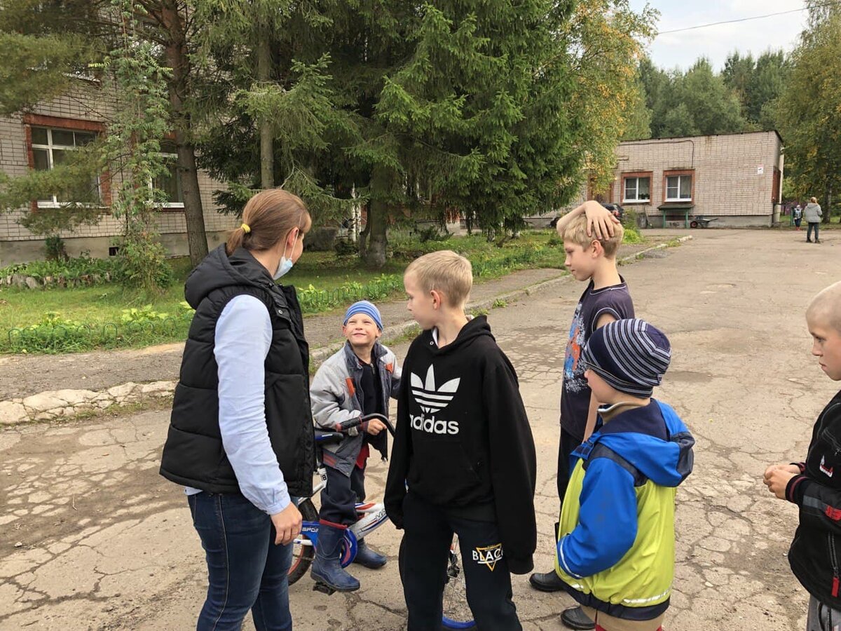 Иногда правда лучше не знать этого, но по другому мы не можем. Для нас важно хоть как-то показать детям, что мир разный. В нём есть как плохое, так и хорошее и хорошего больше, ты только смотри широко раскрытыми глазами. Этим детям конечно же важны вкусняшки, обновки, но важнее знать, что дальше все будет хорошо. Что они сами могут построить свою жизнь так как захотят.
Смотивировать таких детей на учебу, на достижение целей и результатов - важнее всего!