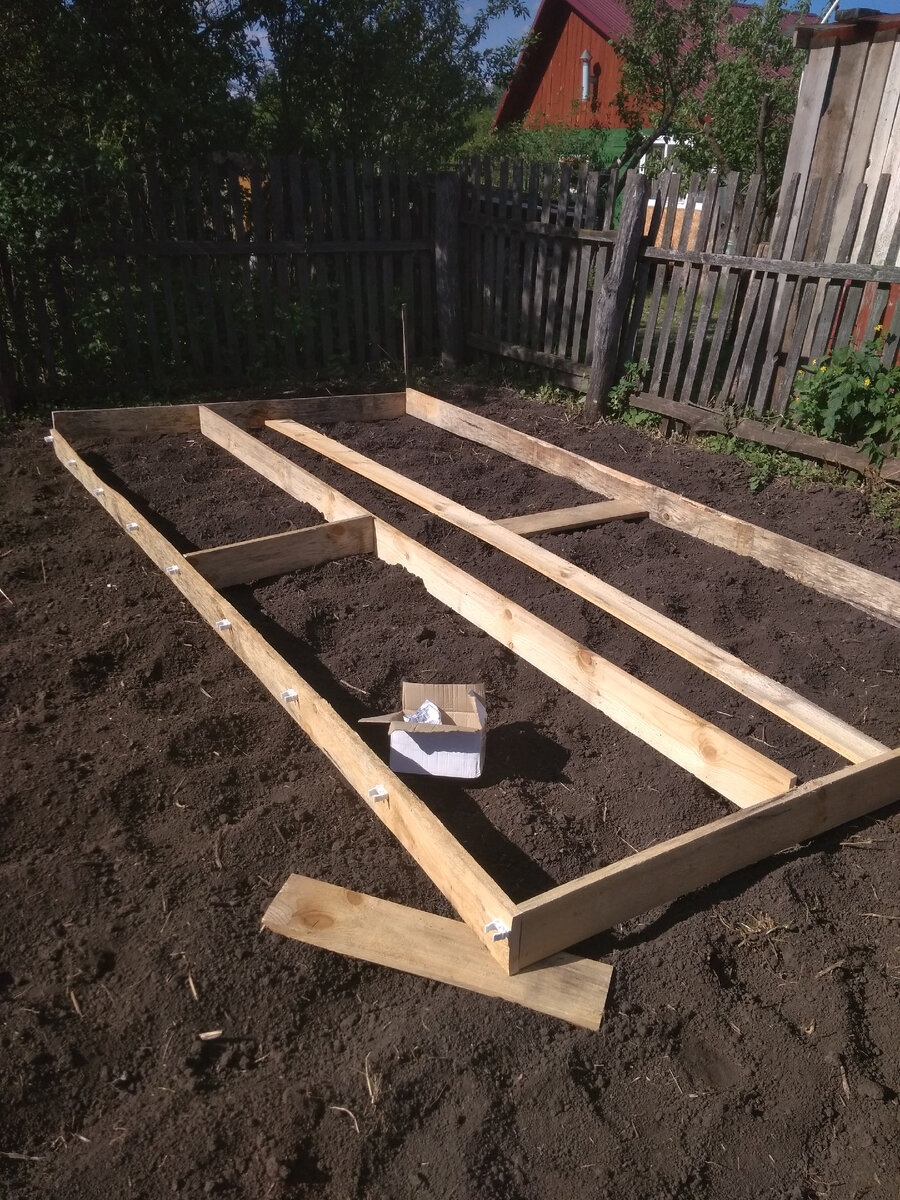 Деревянный каркас теплицы с прикрученными клипсами.