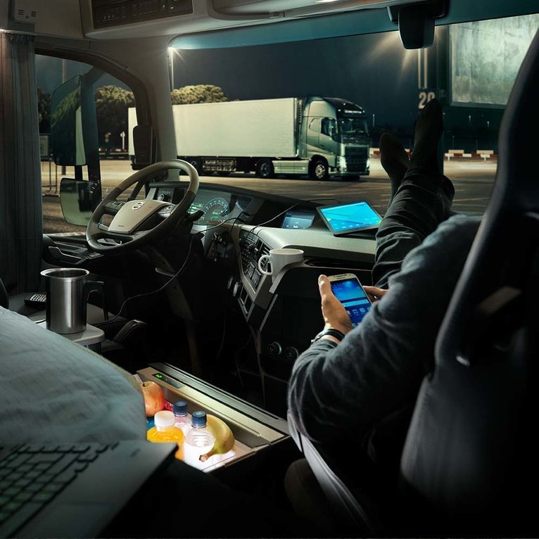 На втором фото представлены последствия сна за рулем. Без комментариев.