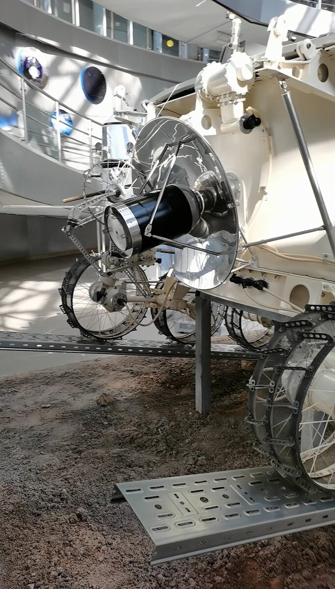 Вид лунохода сзади. Согласен, кадры не совсем удачные, так как я не стал делать отдельные фотографии лунохода