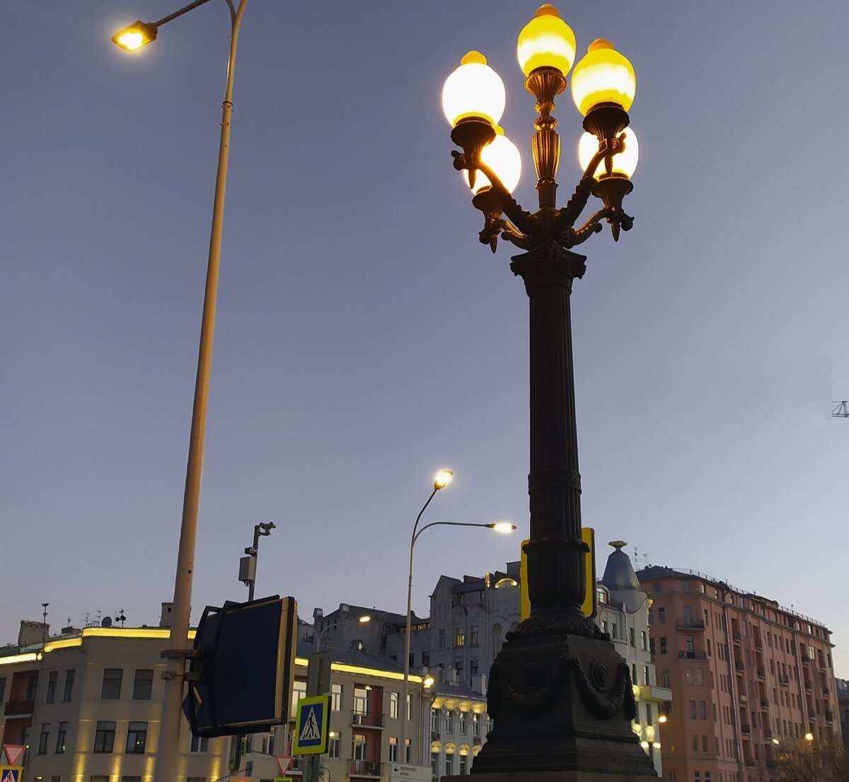 Вечер. Фонари уже зажглись. Все фото автора статьи.