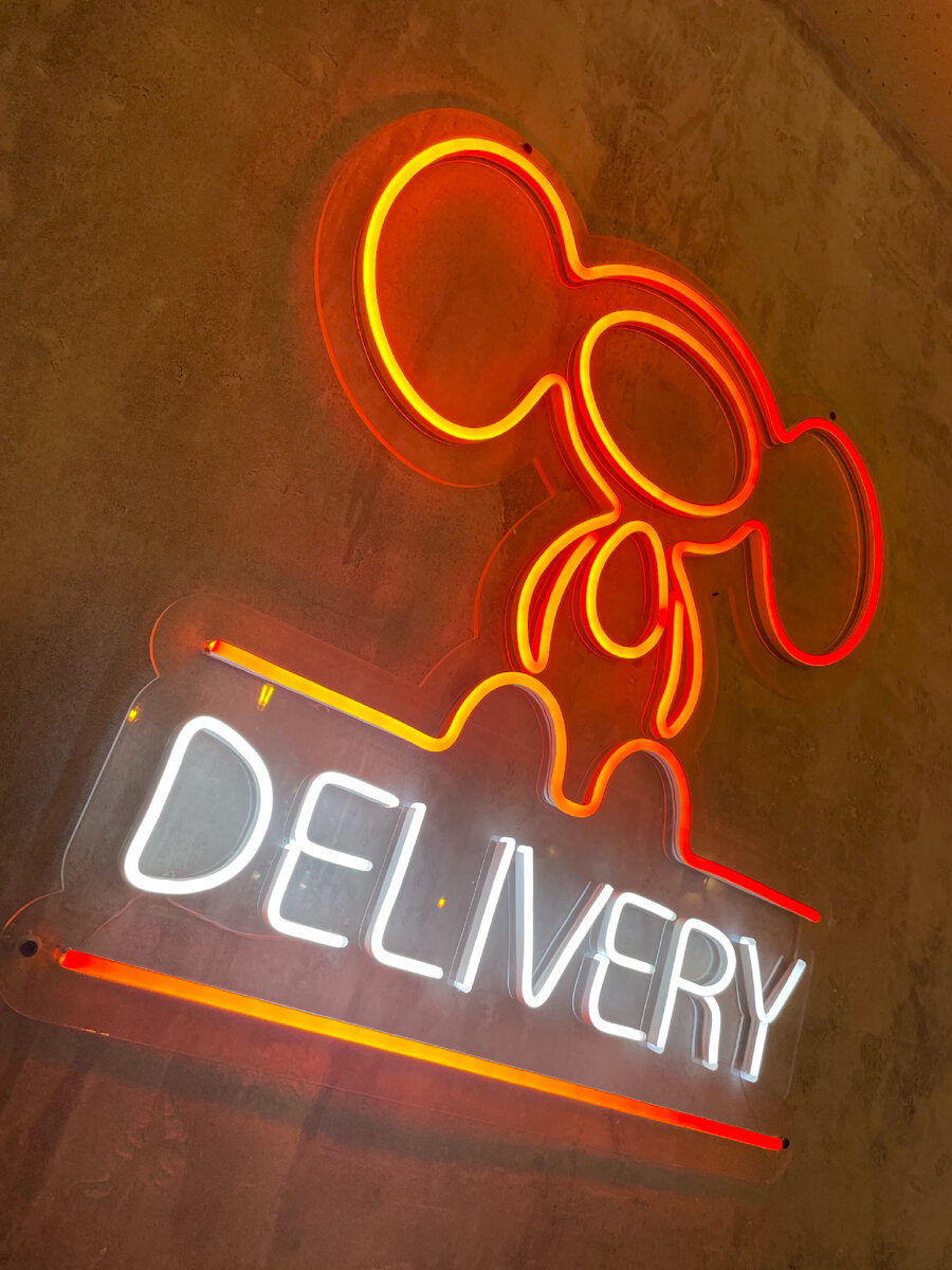 Неоновая вывеска в интерьере Чебурашка Delivery. Фото автора.