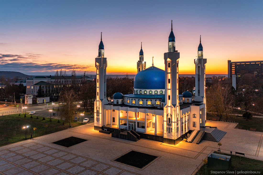 Города адыгеи. Мечеть Майкоп ночью. Адыгея Майкоп. Столица Адыгеи Майкоп. Соборная мечеть в Краснодаре.