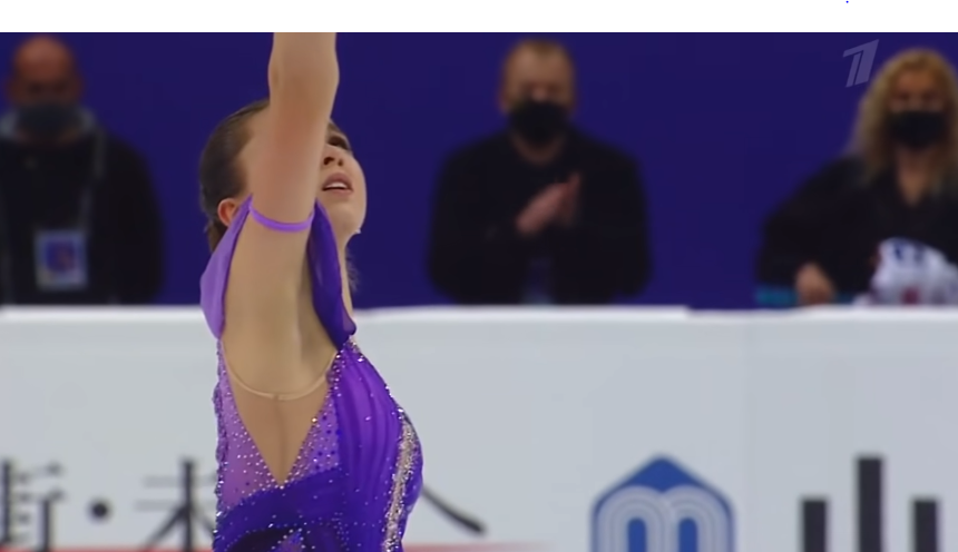 Камила Камилова на фоне тренерского штаба "Хрустального" с короткой программой сезона 2021/2022. Источник фото: YouTube канал Первого канала.