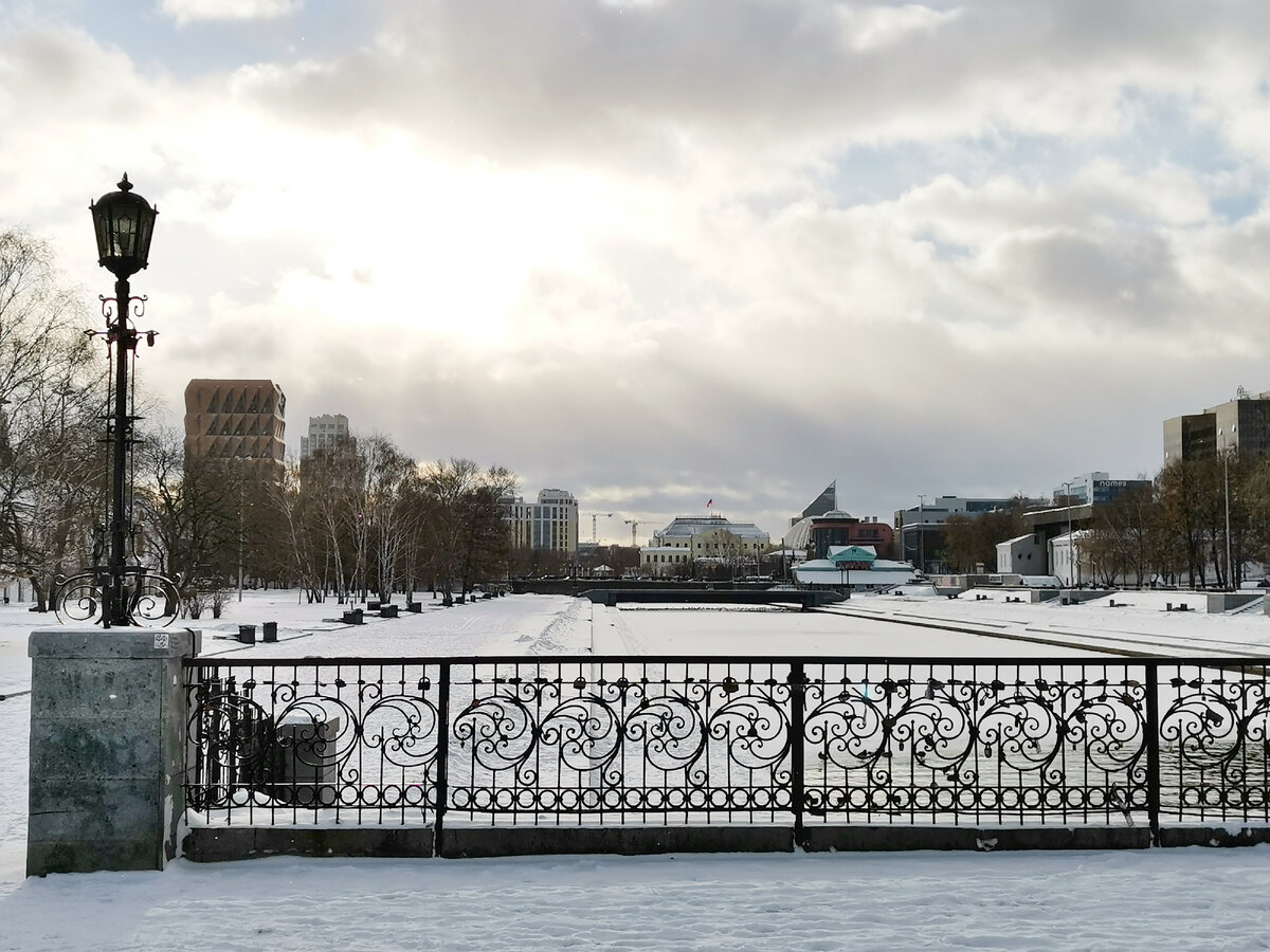 Екатеринбург. Река Исеть. Городская плотина. Фото автора.