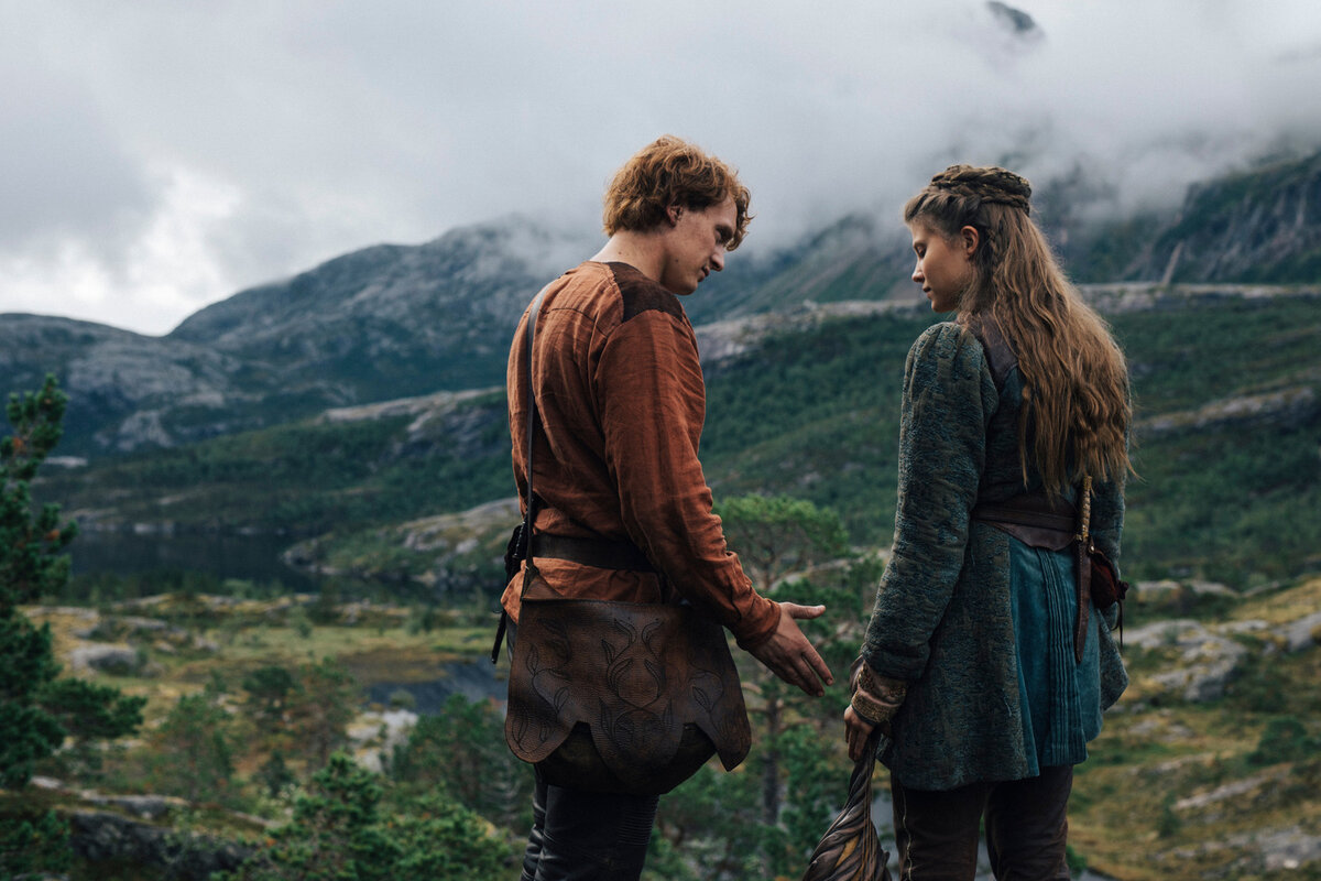 Король и королева отравлены. Единственный шанс на спасение – живая вода, спрятанная на краю света в стенах таинственного Золотого замка. Эспен с принцессой Кристин отправляются в путешествие, полное опасностей и приключений.