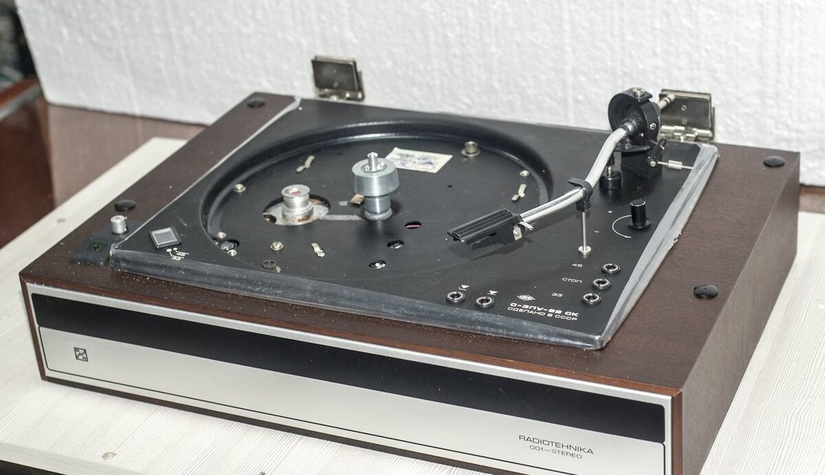 Проигрыватель в транспортировочном состоянии (без диска и резиновой накладки), вид сверху справа