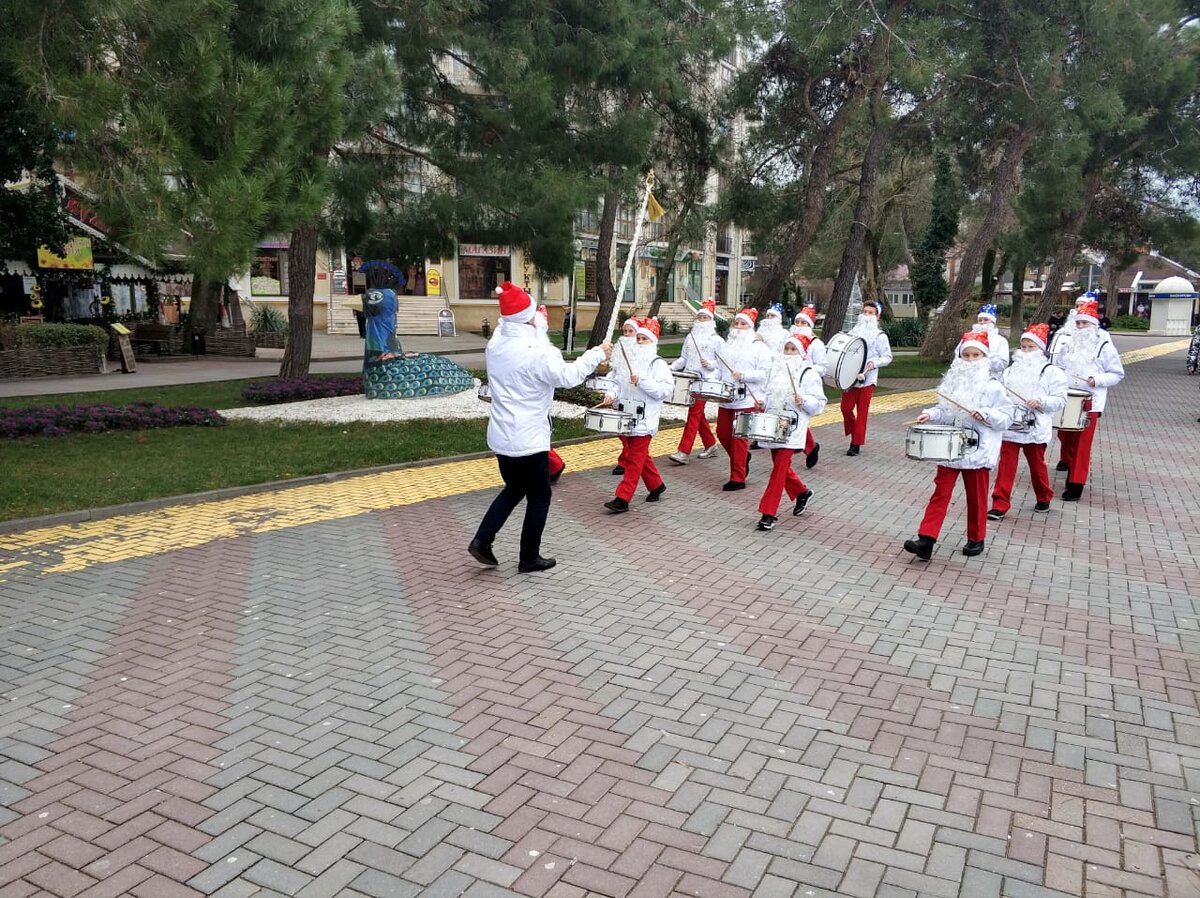 Парад Дедов Морозов Геленджик январь 2019 год.