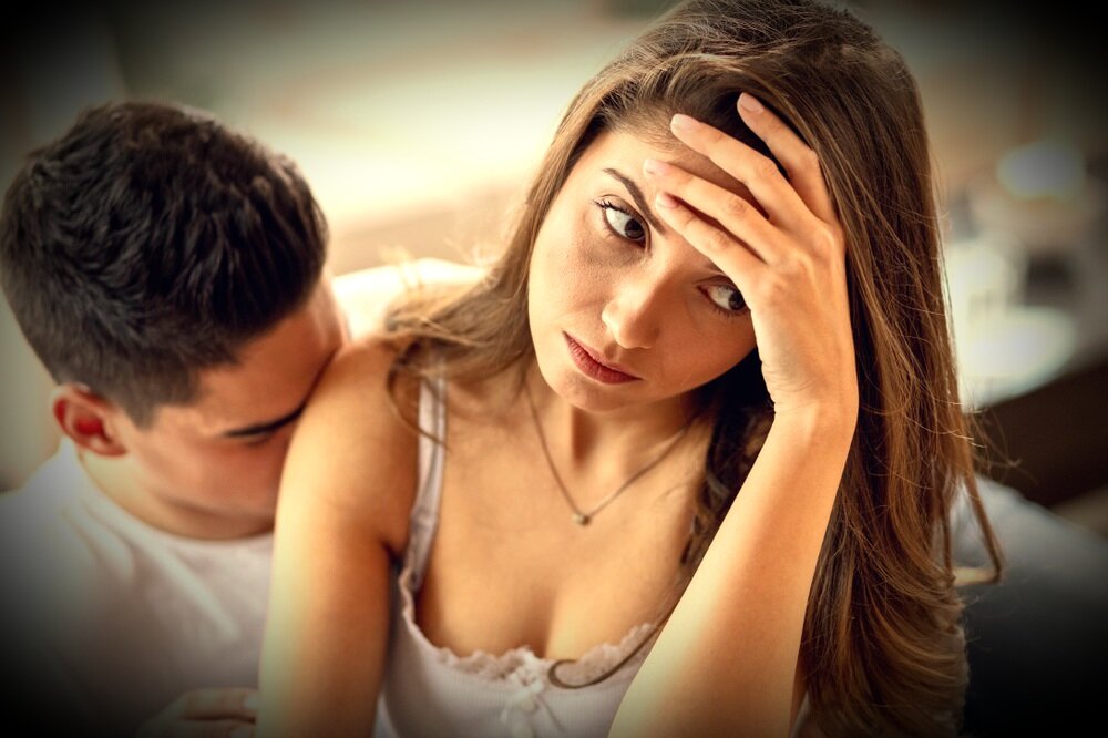 Зовут меня  Ирина, мне 32 года, являюсь в клинике врачом. В прошлом году,  даже не задумывалась об отношениях: работы хорошо прибавилось, меж сменами спала или же ездила к матери  за город. И всё изменилось,  как только я повстречала Дениса. Он пришёл к нам дежурным доктором. Красивый, молодее меня на 3 года. Была уверена, что на меня, он не обратит внимания. Я немного в теле, юность проходит, обыкновенная, не страшная, ноги ни от ушей, ни пышных волос. Но, волей случая, мне показалось что он оказывает мне знаки внимания. Звал подбросить до подъезда, приглашал меня отобедать с ним в местной столовой… Затем пригласил в кинотеатр, когда выходные совпадали. Иногда после, кино длительное время гуляли, болтали, договаривались о новых встречах. Я летала в облаках. Но на втором нашем свидании Денис сознался, что у него есть жена. 

Я была в шоке, просто не знала что и сказать на такие слова. Кольца Денис не одевал. Он поведал, что с супругой 5 лет вместе, малышей нет, но и отношений практически нет. Секса давно не было, нет совместных походов куда-нибудь. А со мной легко, есть, о чем побеседовать, когда я рядом ему отлично и комфортно. О дальнейшей судьбе наших отношений,  решили побеседовать в другой раз. 

Кстати, секс был уже на 3-ем свидании и он был очень хорош. Такового ласкового, но в то же время горячего и чуткого мужика у меня не было ни разу. Но проблема все же оставалась  — благоверная. 

Конечно, я пробовала искать в интернете по сетям и знакомым, дабы посмотреть  супругу Дениса. Но не получилось. Имени я её не знала, приятелей «Вк» у него всего 3 — это одногруппники, с которыми он общается ещё с института. А требовать я не хотела ни о чем. Я элементарно приняла решение, что буду радоваться сейчас. И буду радовать его. А там уже пусть сам думает, с кем оставаться счастливым на всю  жизнь. Просто ли мне? Нет, но этих отношений прежде таких отношений не было. 

Позавчера меня ожидало большое удивление. Я пошла в гипермаркет за покупками. И колеся с тележкой между полок услышала до боли знакомый голос. Это был Денис. Я его увидела из далека, он меня — не видел. Благо, все в масках закупаются. При этом Денис был с кем-то. С ним была роскошная девушка. Одета — хоть в данный момент снимай для популярного журнальчика. И наружность модельная. Высочайшая. Бюст, пояс — все на показ. Они разговаривали и очевидно смотрелись счастливыми, острили о кое-чем. Пригляделась — на пальцах у обоих обручальные кольца. Последние предположения развеялись, когда Денис именовал ее по имени. Я знала, что его супругу зовут Татьяна. 

Я поторопилась исчезнуть с их глаз. Разволновалась, дышала с трудом. Затем перестала нервничать. Придя домой, начала думать. У меня статус любовницы у находящегося в законном браке мужика. Но отчего он принял решение ввести со мной отношения? Мы не дружественно разговариваем, у нас все случается, собственно что надлежит быть меж мужиком и женщиной… И он изменяет красавице-жене со мной? Дамой за 30 с бесполезным весом и одевающейся в дешевых магазинах на распродажах? 

Ничего не могу понять в мужиках. И не принимаю во внимание, как побеседовать с Денисом. Полагаю, пора оборвать всё, между нами. Вряд ли я когда-нибудь буду его супругой. Или же продолжать любовь элементарно из-за удовольствия? Пока же не могу принять сего непростого решения…


