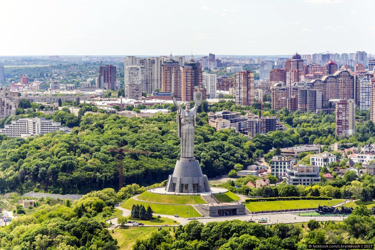 8 марта если спросить в киевских цветочных магазинах  сколько стоит букет, то ответят 1600 рублей.