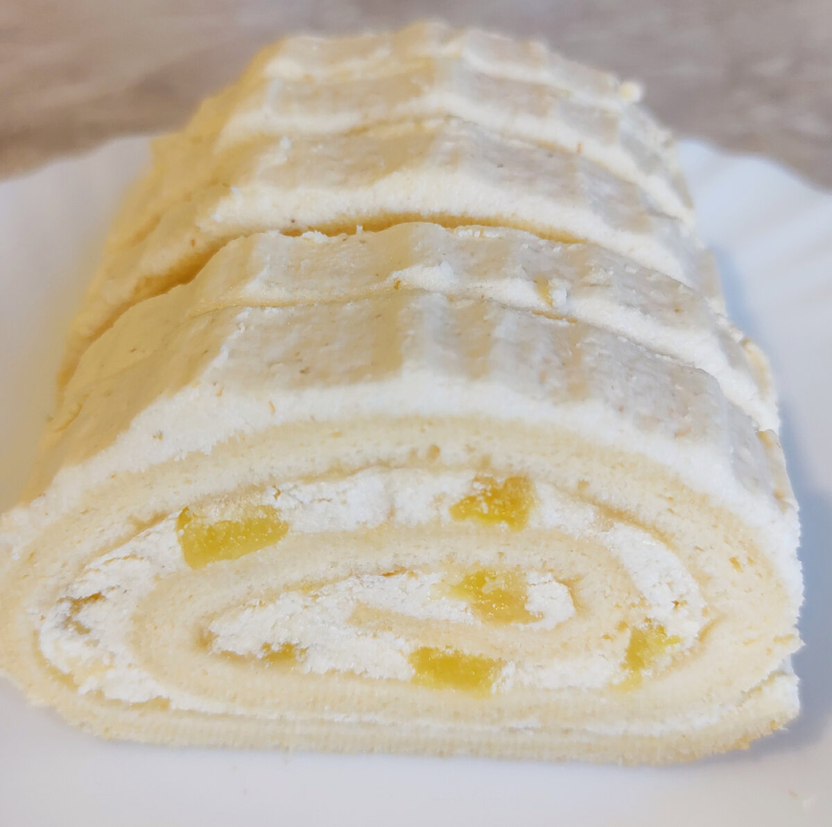 Такой нежный светлый рулет с солнечными зайчиками внутри)