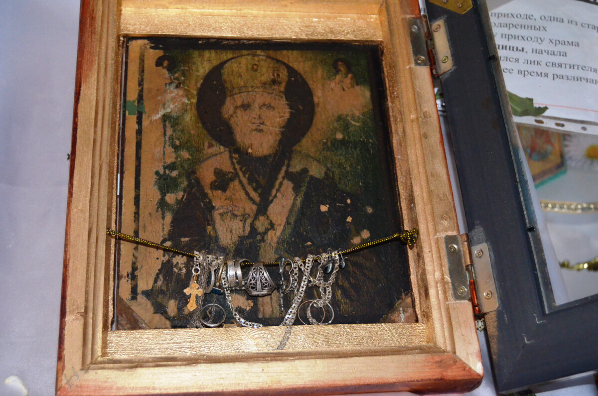 Обновляющаяся икона Николая Чудотворца