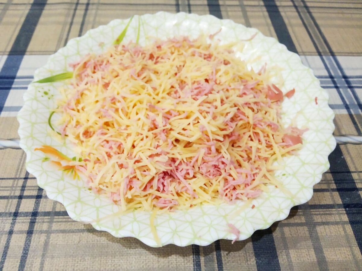 Тертые сыр с колбасой