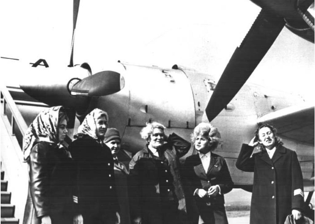 Аэропорт Южно-Сахалинск, 1967 г., после рекордного полета, слева направо: В. Попова, В. Слободская, М. Адаменко, Л. Уланова, О. Петрова, Г. Олехнович (Фото: Из книги, выпущенной ГосНИИ гражданской авиации)