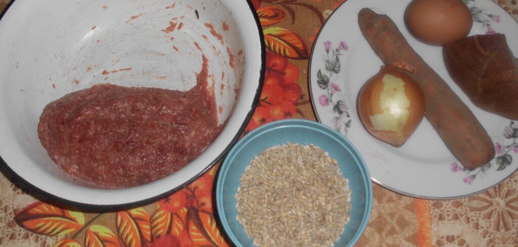 Продукты для приготовления котлет из куриного фарша с перловкой и овощами. Личное фото автора канала Житейская проза