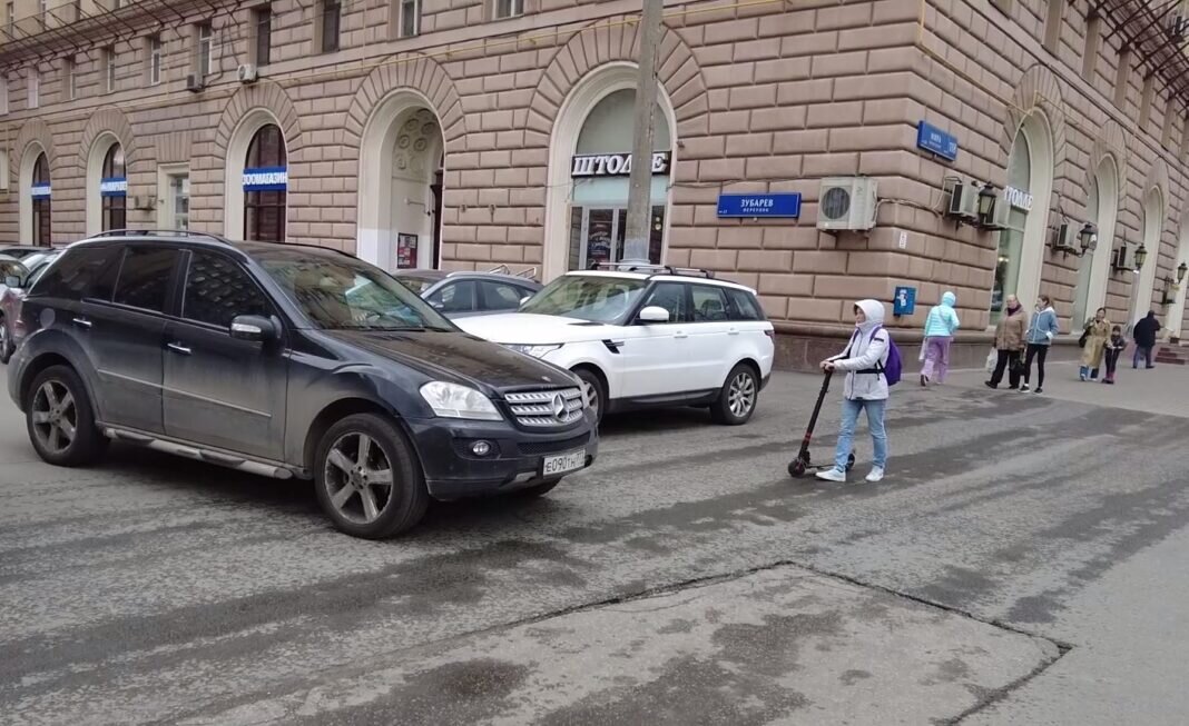 Оживленное движение в Зубаревом переулке