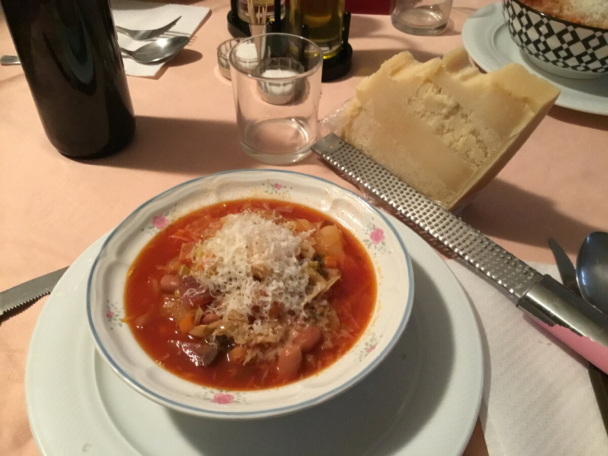 Кроме того, что здесь в Италии мы едим борщ по вечерам, мы добавляем в него немного тертого пармезана вместо сметаны…:))) 