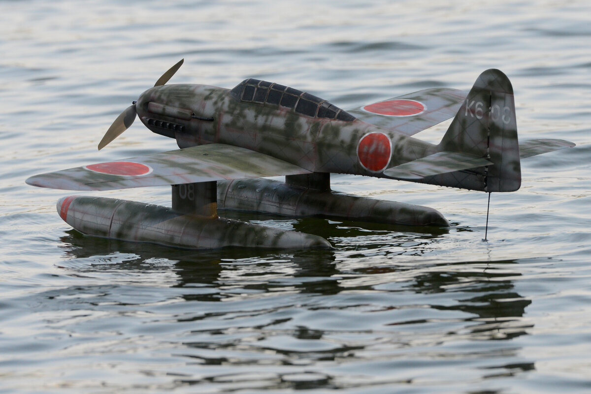 Aichi M6A Seiran -  (Ударный гидросамолет спецназначения Дымка/M6A конструкции Аити) — цельнометаллический гидросамолет ПЛ-базирования ВМС Императорской Японии. Разработан в авиационном КБ завода КБ Аити, строился опытной серией. Ввиду малых объёмов постройки и высокой секретности не был известен ВВС союзников. 
Источник - https://goo.su/swClEjK