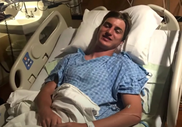 Остин Рид выиграл в схватке с акулой, когда ему было 19 лет. С тех пор прошло три когда, парень успел получить степень бакалавра и устроиться на работу в ту самую больницу, куда его привезли после нападения рыбы. Скриншот видео © YouTube / Today