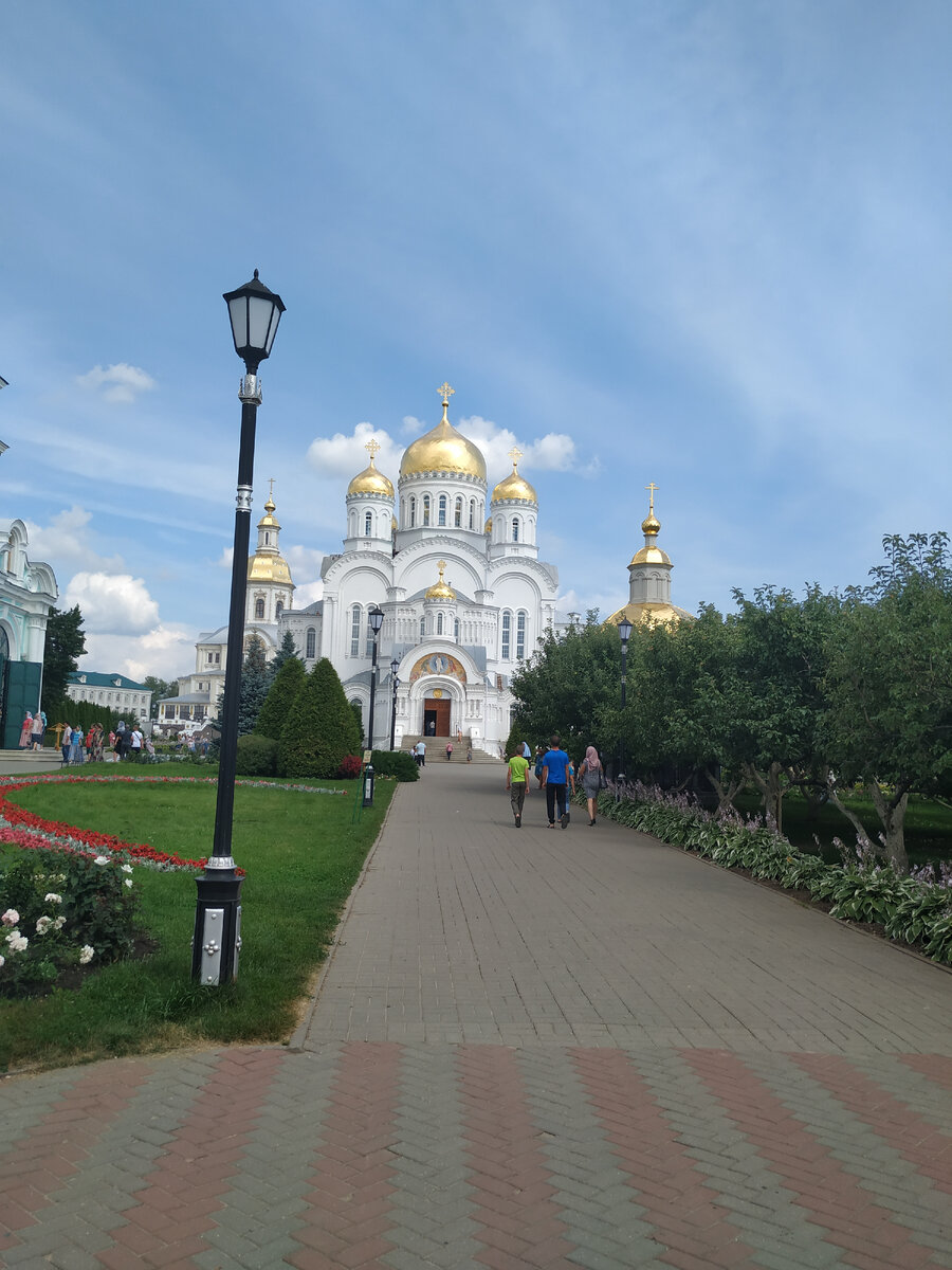 Золотые купола храмов.