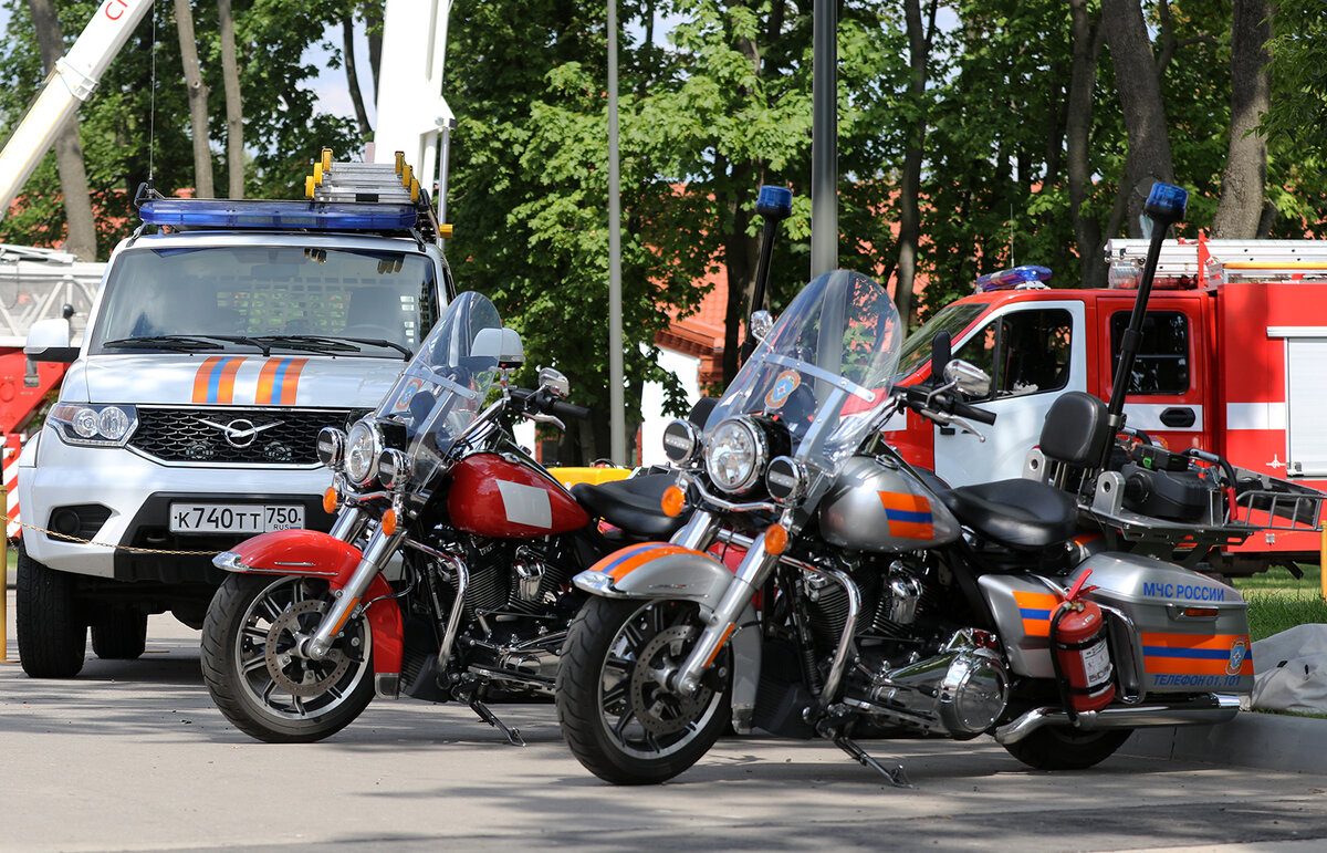 в основе экспонирования - техника МЧС России: пожарные автомобили, специализированные мотоциклы