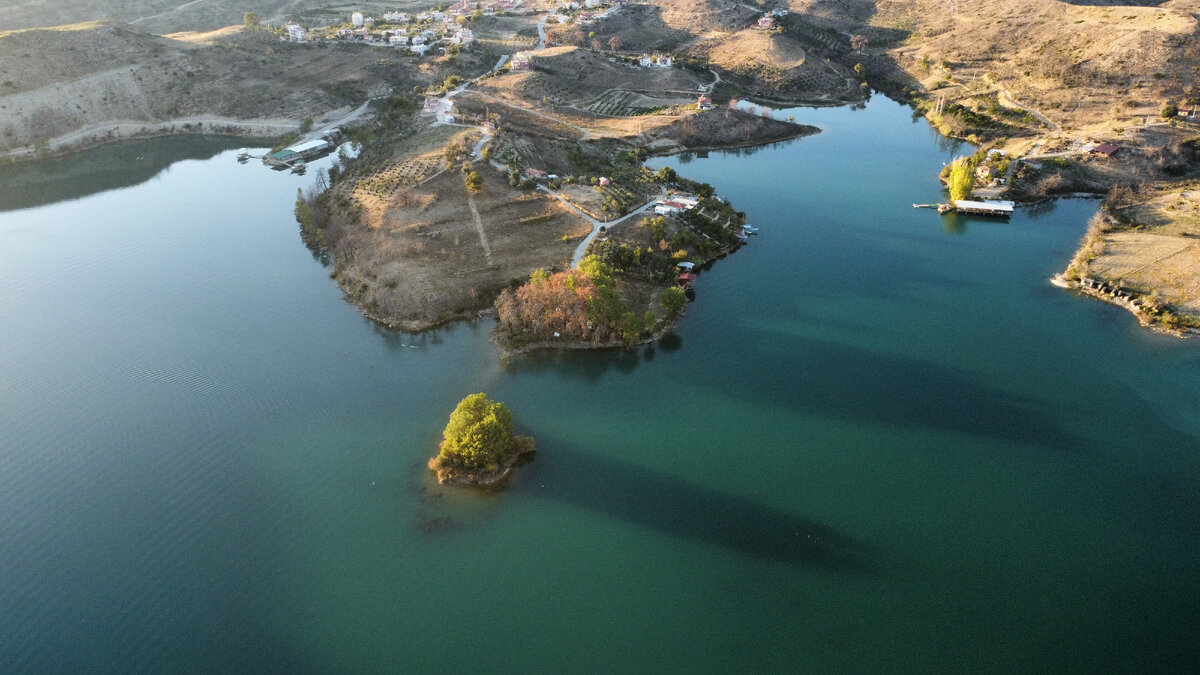 Уже видели эту картинку на видео с дрона? Если нет, то рекомендую посмотреть. Картина очень безмятежна