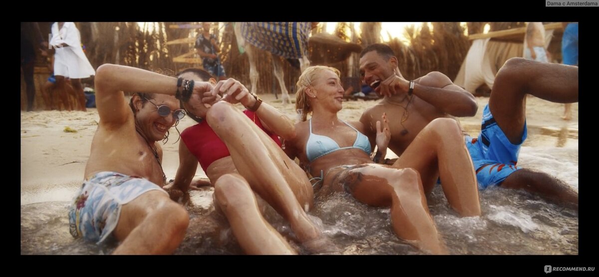 Маша в белом купальнике, Геля в красном.