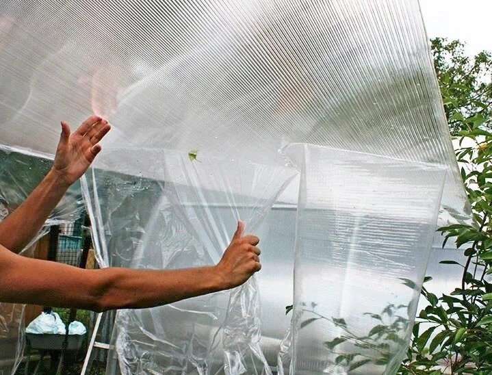 Нужно ли снимать пленку с поликарбоната