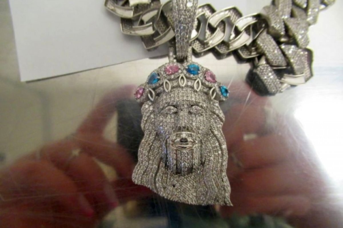    Нигерийца задержали в Пулково с бриллиантовой подвеской в виде Иисуса