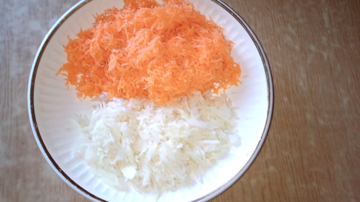 Нарезанный лук и натертая на терке морковь
