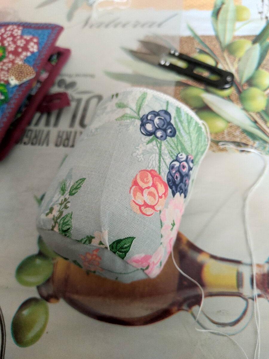 Вывернула наизнанку и одела подкладку 