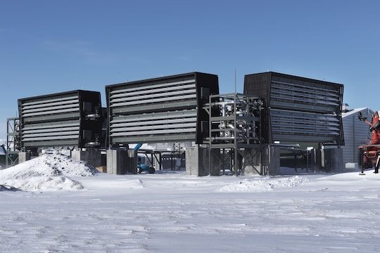 Эта установка прямого улавливания воздуха Climeworks в Исландии является одной из крупнейших подобных установок в мире.