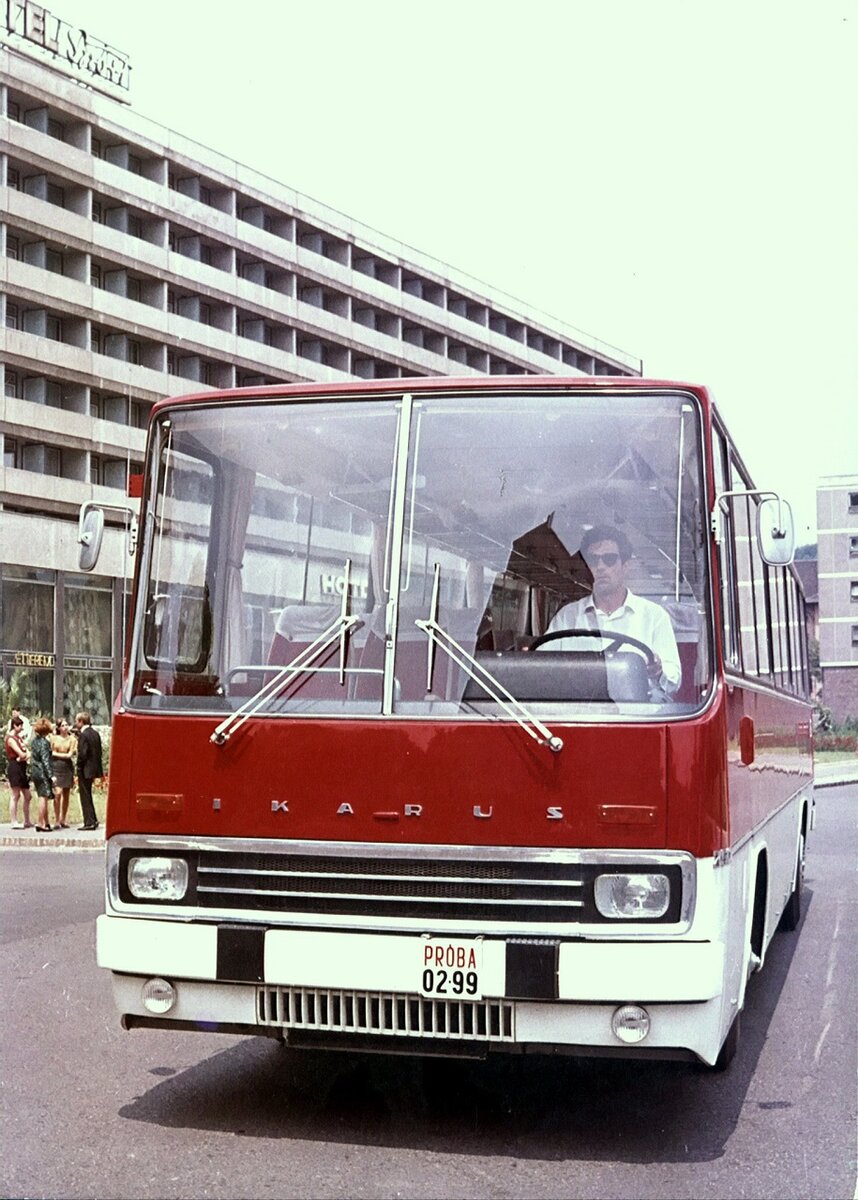 ▲ Венгрия, Будапешт, 8 июня 1967 г.  Ikarus 250.P2 рядом с гостиницей Sport. Хорошо видны однотипные передние и боковые указатели поворотов.