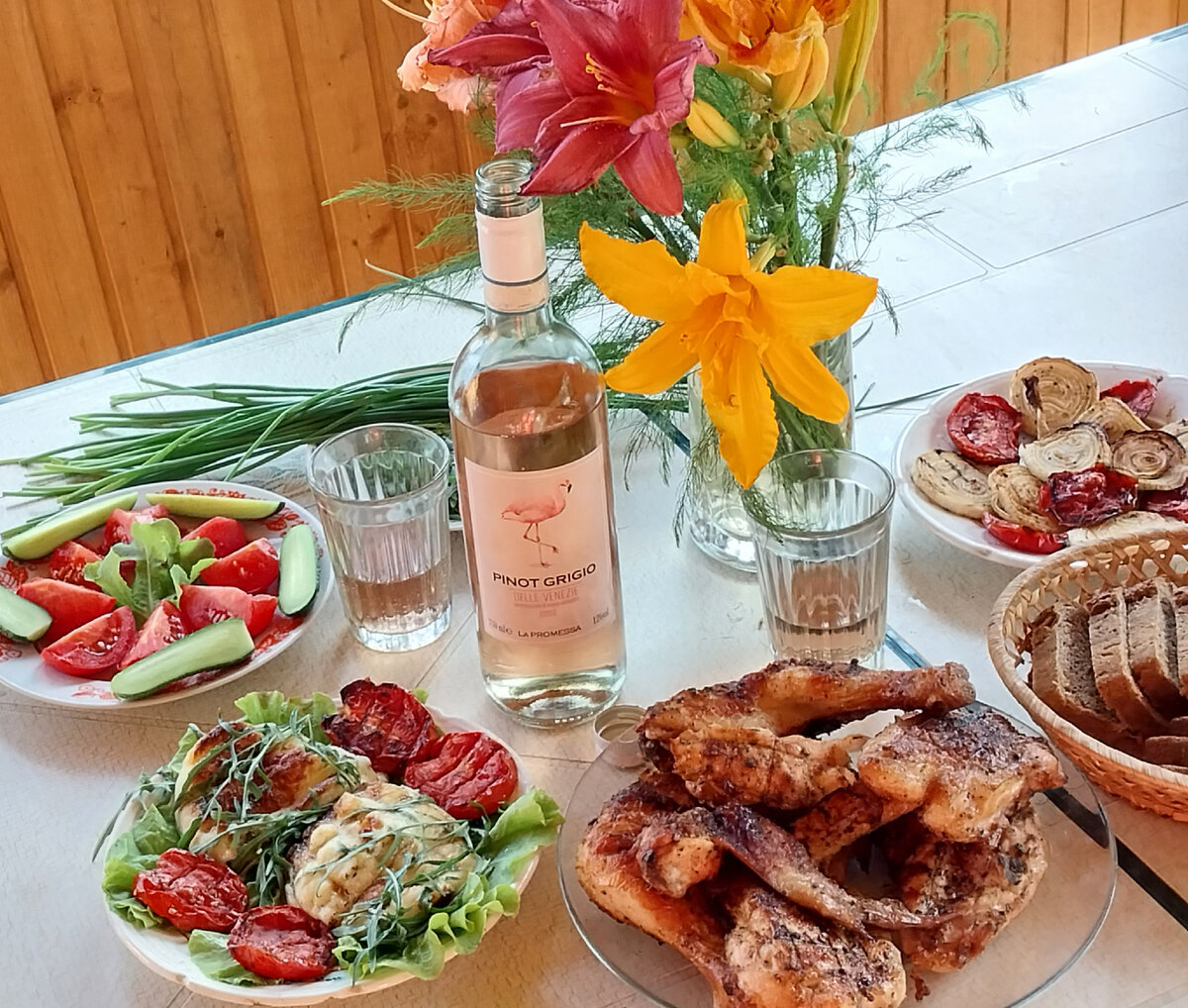 Чудесное розовое вино из "Бристоля" за 350 рублей по акции. Дача, середина августа 2023 