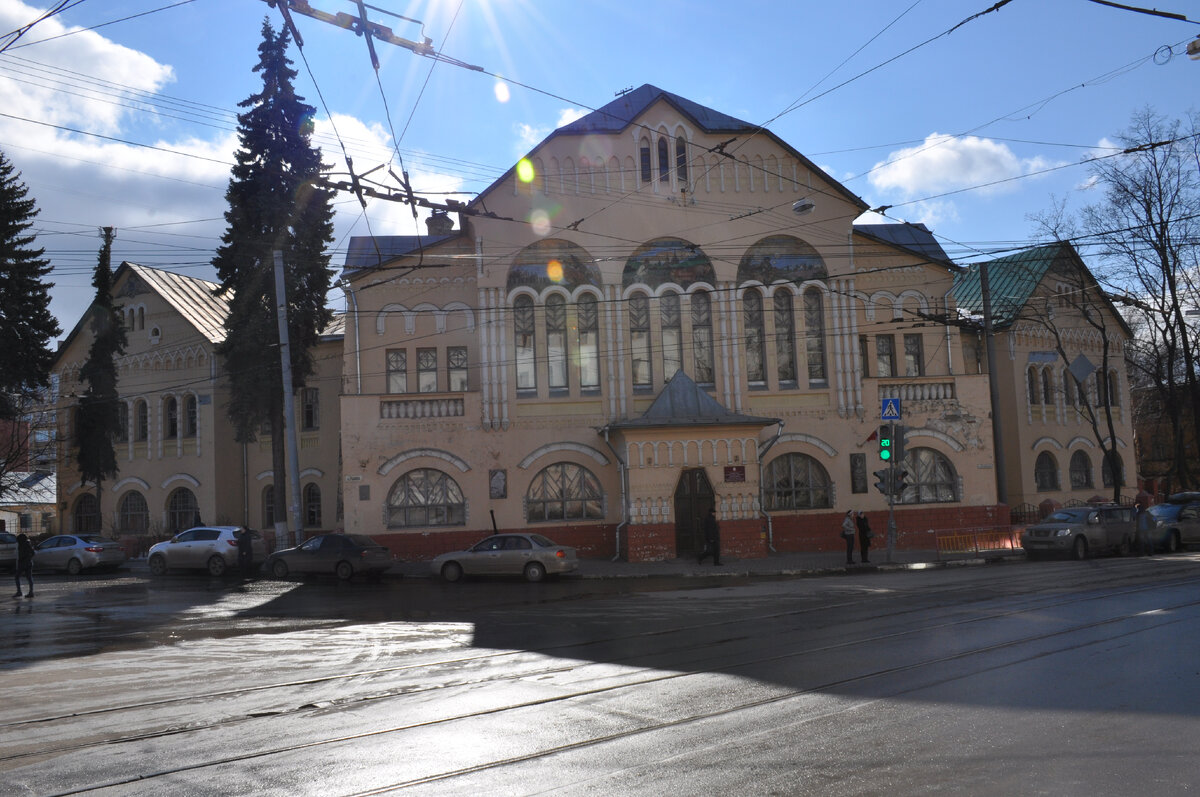 Дворец детского творчества на углу улиц Пискунова и Ульянова.