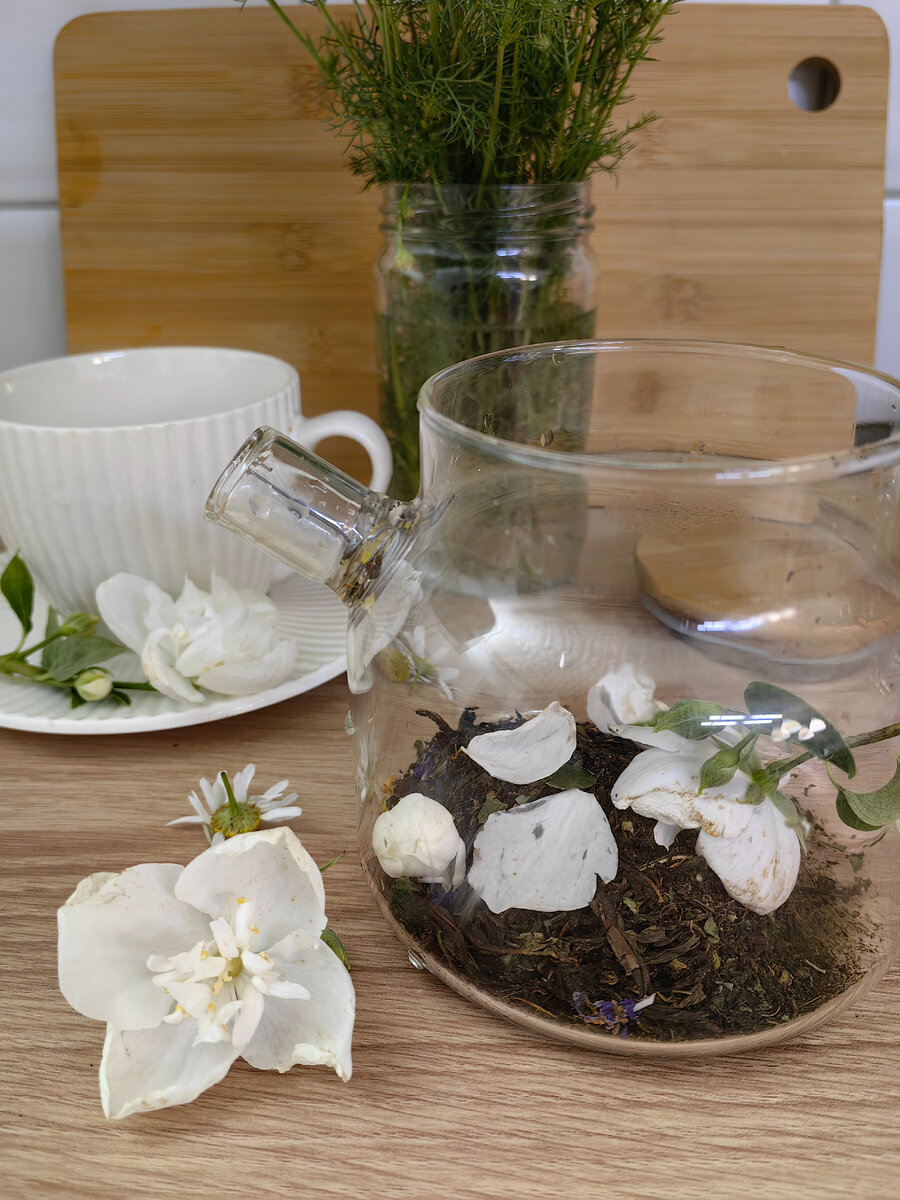 Жасминовый чай, как и мятный, - это отличное успокоительное для нашей нервной системы, снимает стресс, помогает организму расслабиться, снять напряжение