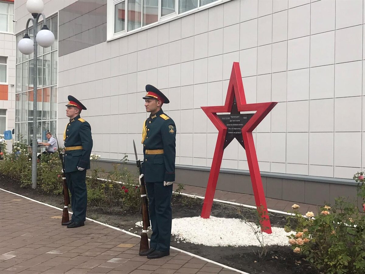    В Курске в школе №60 открыли памятный знак «Героям Курской битвы»