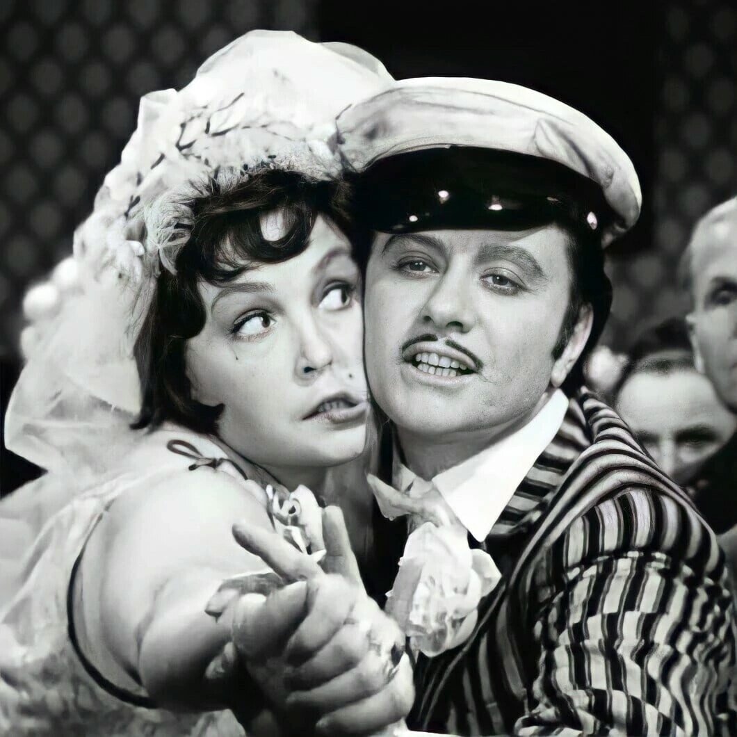 Остап Бендер, сын турецкоподданного и отец всех советских брачных аферистов. (Грицацуева -Л. Федосеева-Шукшина, Остап - А. Миронов в фильме М.Захарова "12 стульев" ) Фото из открытого источника