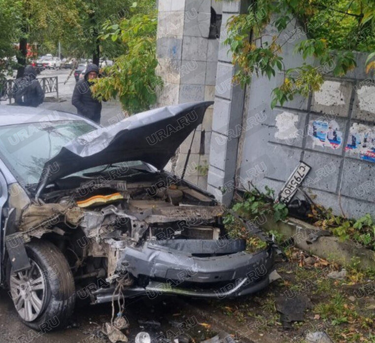    Машина врезалась в ограждение Михайловского кладбища