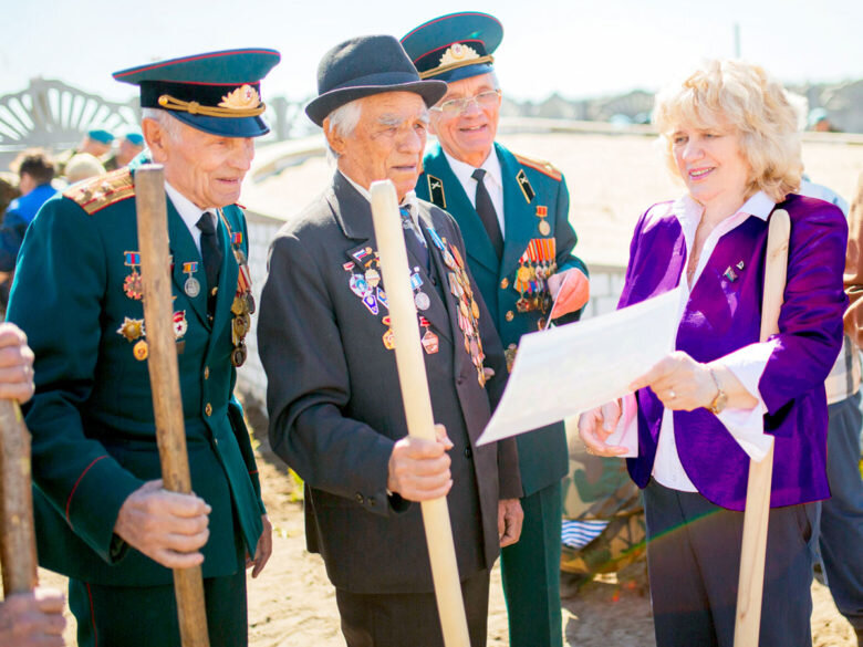 К Наталии Ильницкой на Аллею памяти приходят и ветераны, и школьники
