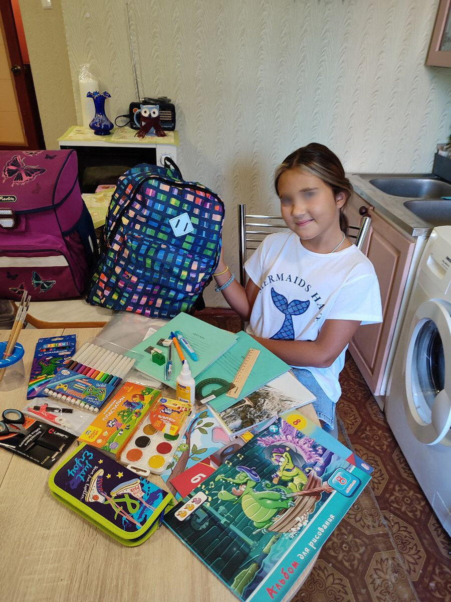 Первоклассница Оля с подаренными канцтоварами