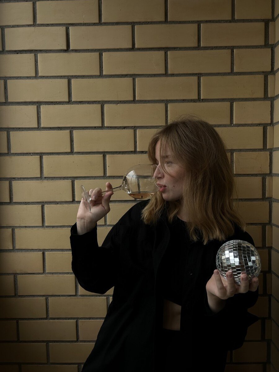 Вечеринка в честь маленького количества просмотров. 