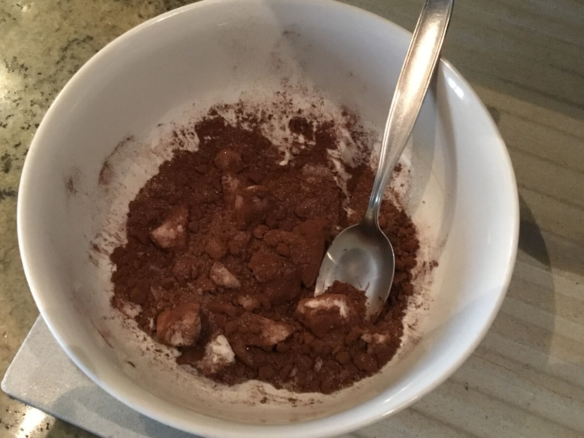 Сейчас растоплю кокосовое масло с какао и эритритолом. Посмотрю получится ли смесь похожая на шоколад.