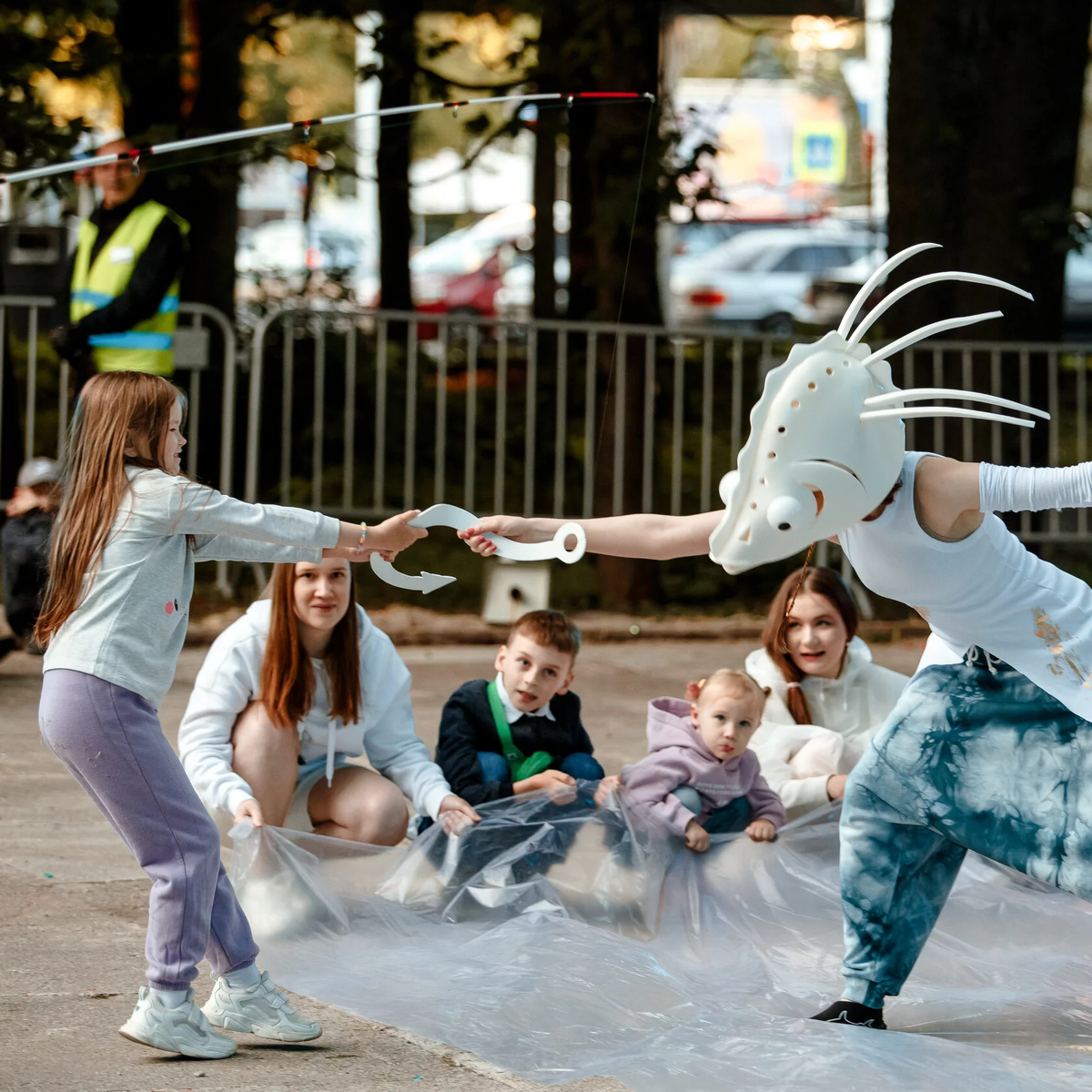 Они участвовали в уличном фестивале в Суздале, в фестивале «Башня» в Калининграде. Впервые они вышли на берег в Архангельске в рамках уличного фестиваля в 2022 году. Их видели в Ульяновске на фестивале «УУУ». Они были главными персонажами на 5-дневной лаборатории в арт кластере «Таврида» на заезде «Сложности=возможности» — более 100 участников.
Источник: официальный сайт фестиваля "Оживший город"