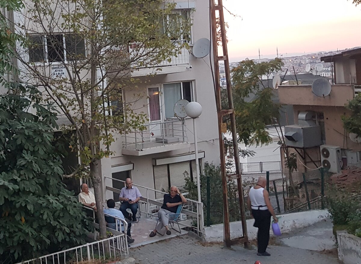 Посиделки у подъезда.