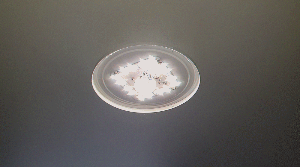 С пульта мы можем регулировать яркость светодиодов. От режима "ночника" до достаточно яркого уровня. Это светильник SmartHome оказался мощнее по свечению чем моя прежняя люстра с тремя лампочками.