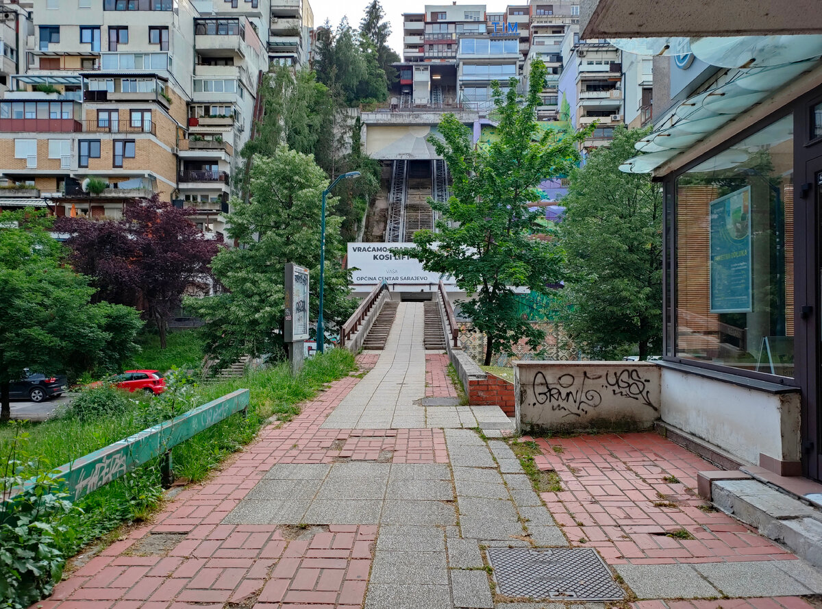 Общий вид на лифт и район Чиглан