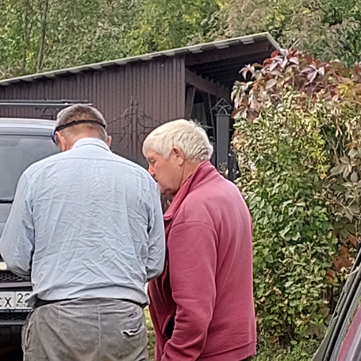 Очень разговорчивый покупатель. В красном.